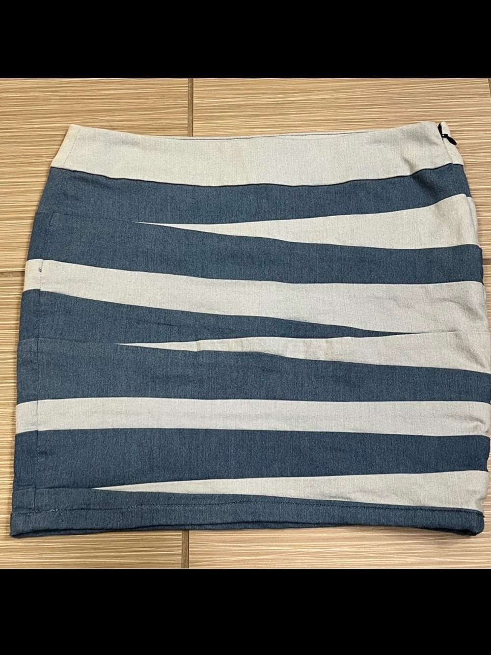 Tommy Blue Jean Patterned Denim Skirt Womens Size 0